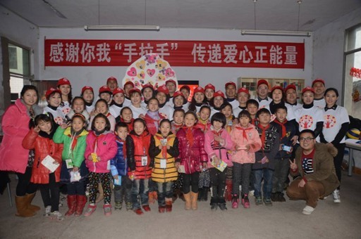 图为三生志愿者与孩子们的合影
