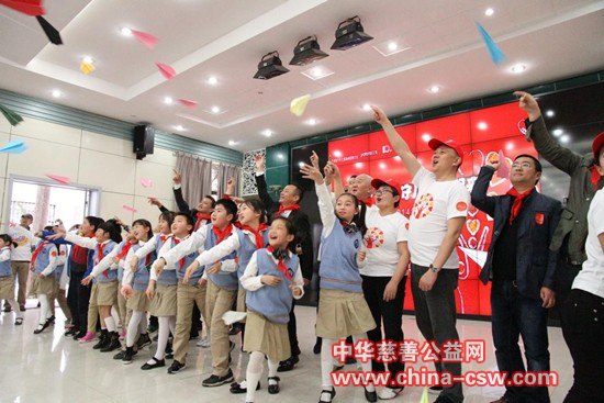 图为:放飞梦想纸飞机 2014三生留守儿童关爱行动正式启动