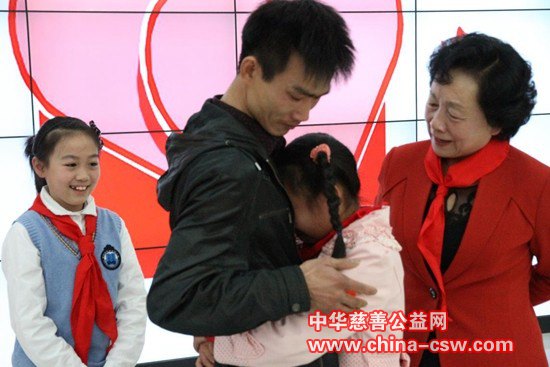 图为:“爸爸你来了”的感人一幕