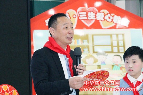 图为:“快乐导师”三生公司董事长黄金宝分享快乐秘籍