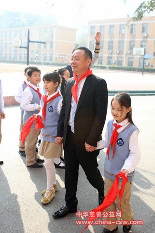 图为:2014年,三生将牵手更多孩子,为留守儿童带去快乐