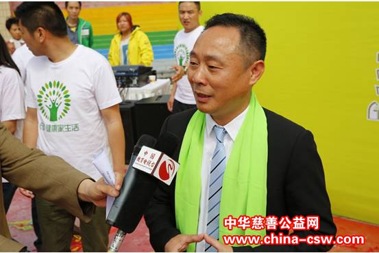 图为:三生(中国)健康产业有限公司董事长接受采访