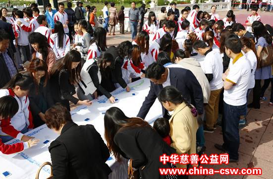 图为:现场公众热情参与吉尼斯世界纪录挑战