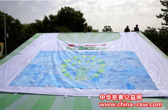 图为:吉尼斯世界纪录“最大手指绘画”