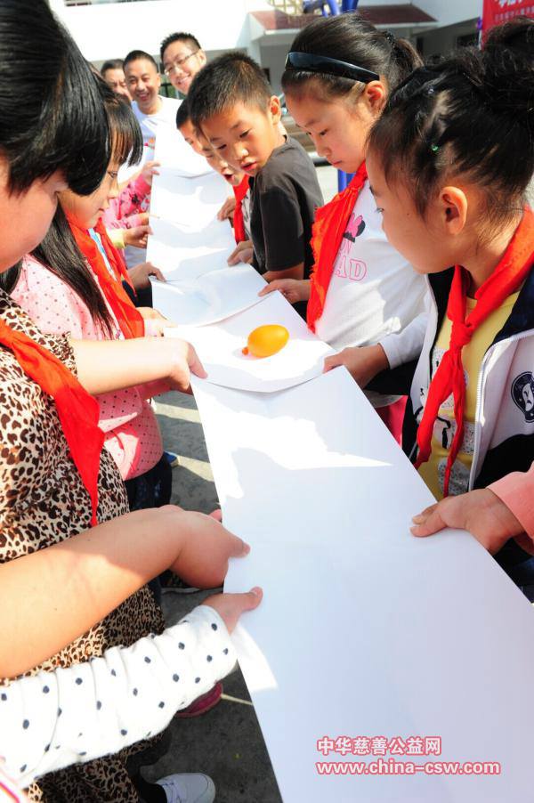 孩子们通过安全盒子里的水球游戏体验生命可贵