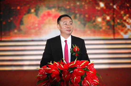 图为: 三生(中国)董事长黄金宝在十周年庆典上致辞
