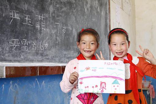 图为:孩子们一笔一划绘成的图画