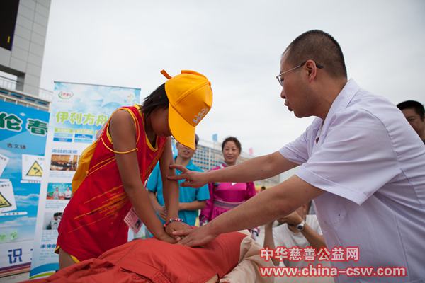 在医务人员的指导下,吉文镇代表认真学习心肺复苏术