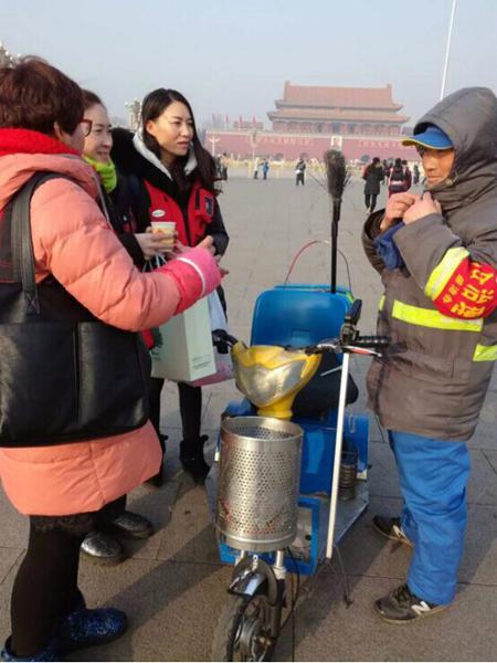 在严冬时刻,他们为环卫工人送上一杯热水——简单团队