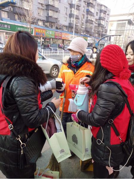 在严冬时刻,他们为环卫工人送上一杯热水——简单团队